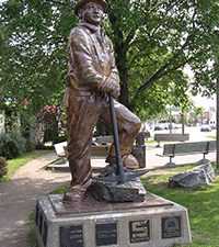 Statue du mineur, statue réalisée par Paul Salois et Laura Brown-Breetvelt qui se trouve sur le site de l'Ancienne-Mine-Lamaque, dans la Cité de l'Or, à Val-d'Or.