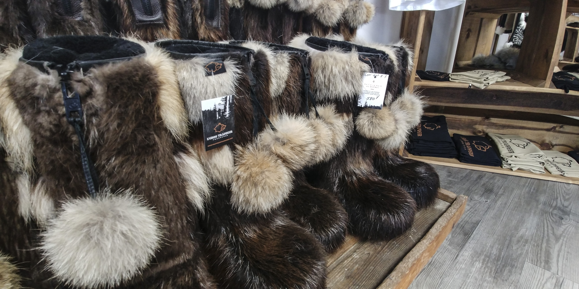 Visite de la boutique du L'Gros Trappeur au Témiscamingue. Gros plan sur des bottes d'hiver en fourrure réalisées par L'Gros Trappeur.