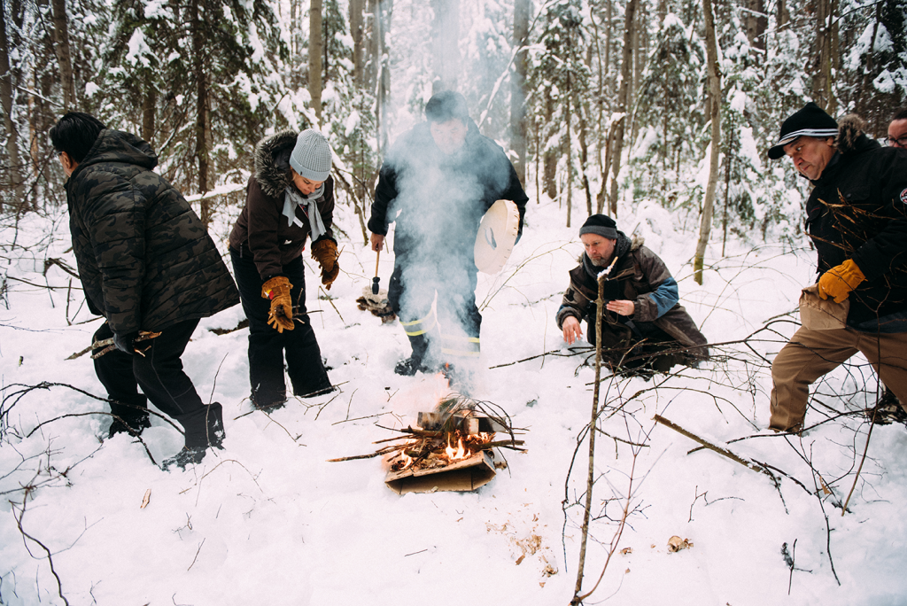 Collectif d'artistes Kakina, photo de groupe dans le parc national d'Opémican en Abitibi-Témiscamingue. Allumage du feu dans la forêt
