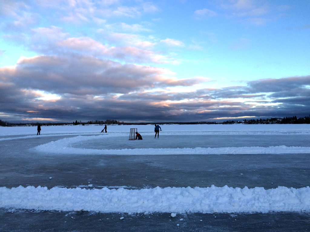 Fin de journée, coucher du soleil, sur l'anneau de glace du Lac Osisko de Rouyn-Noranda en Abitibi-Témiscamingue