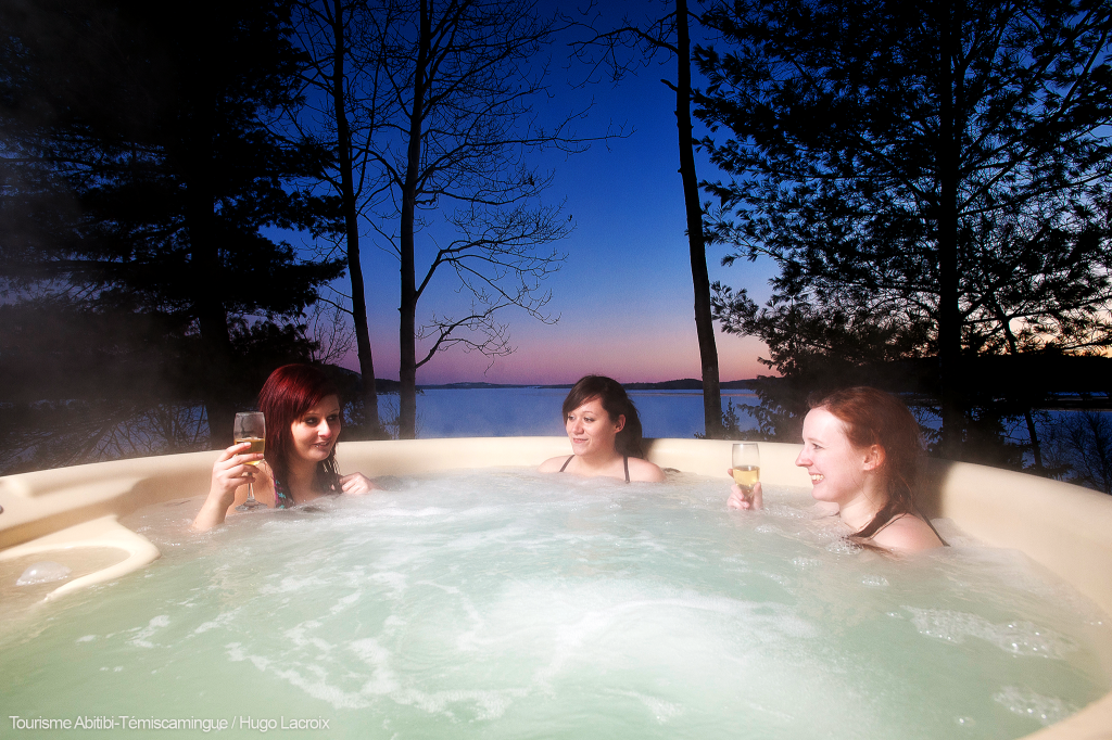 Trois filles dans un des spas extérieurs de La Bannik, au Témiscamingue, dans la région de l'Abitibi-Témiscamingue
