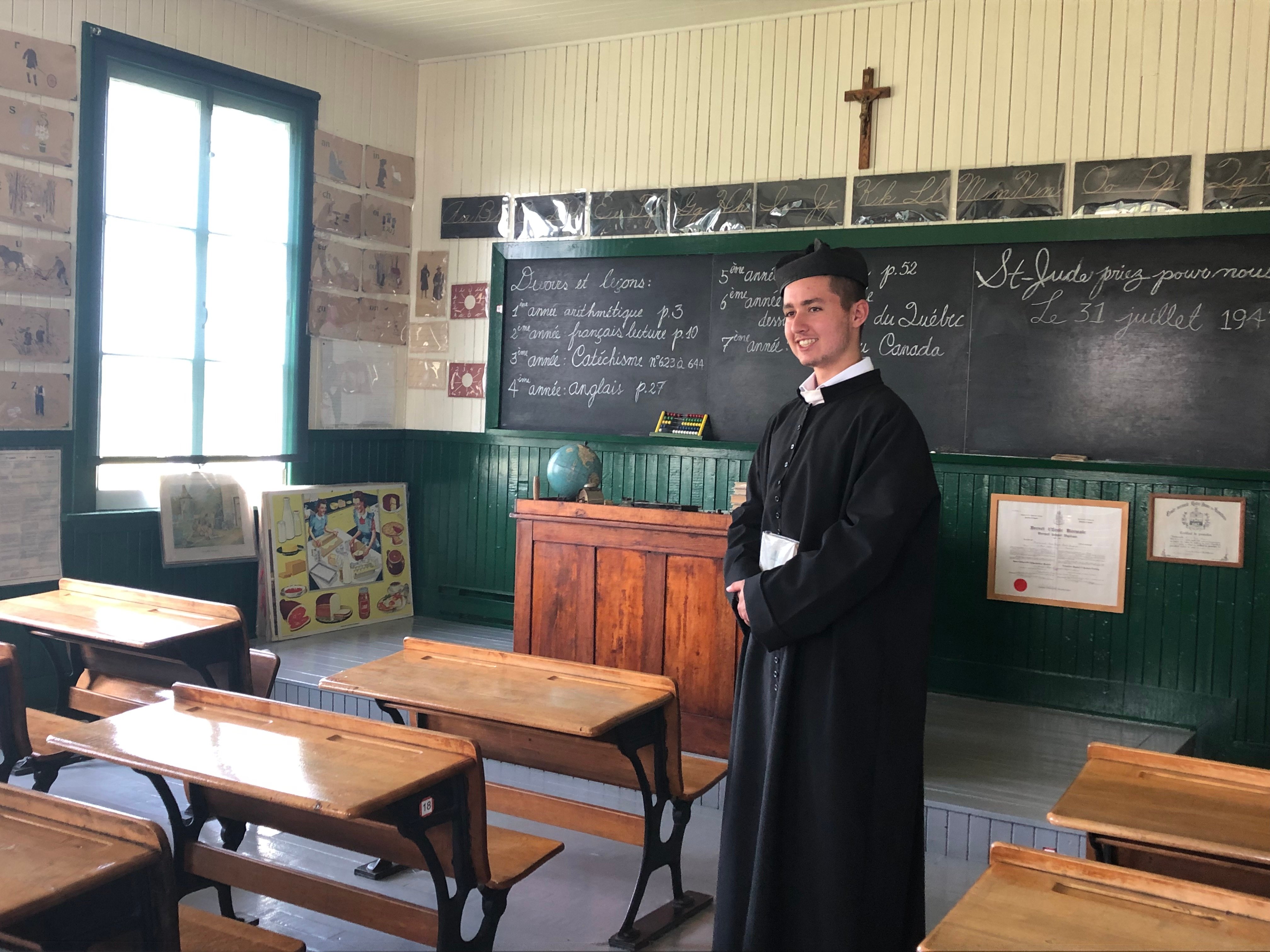 Personnage du curé, dans la classe de l'ancienne École du Rang 2 à Authier, en Abitibi-Ouest, dans la région de l'Abitibi-Témiscamingue.