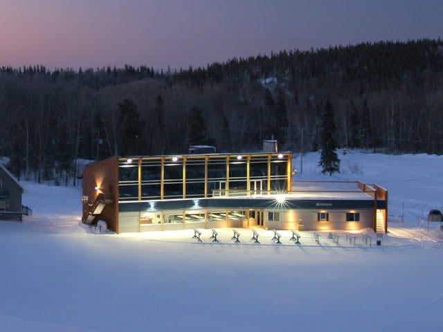 Centre plein air Mont Kanasuta, à Rouyn-Noranda, est une station de ski alpin et de planche à neige. Vue de la station de soir, bâtiment avec les lumières allumées. C'est l'une des activités hivernales les plus populaires dans la région de l'Abitibi-Témiscamingue.