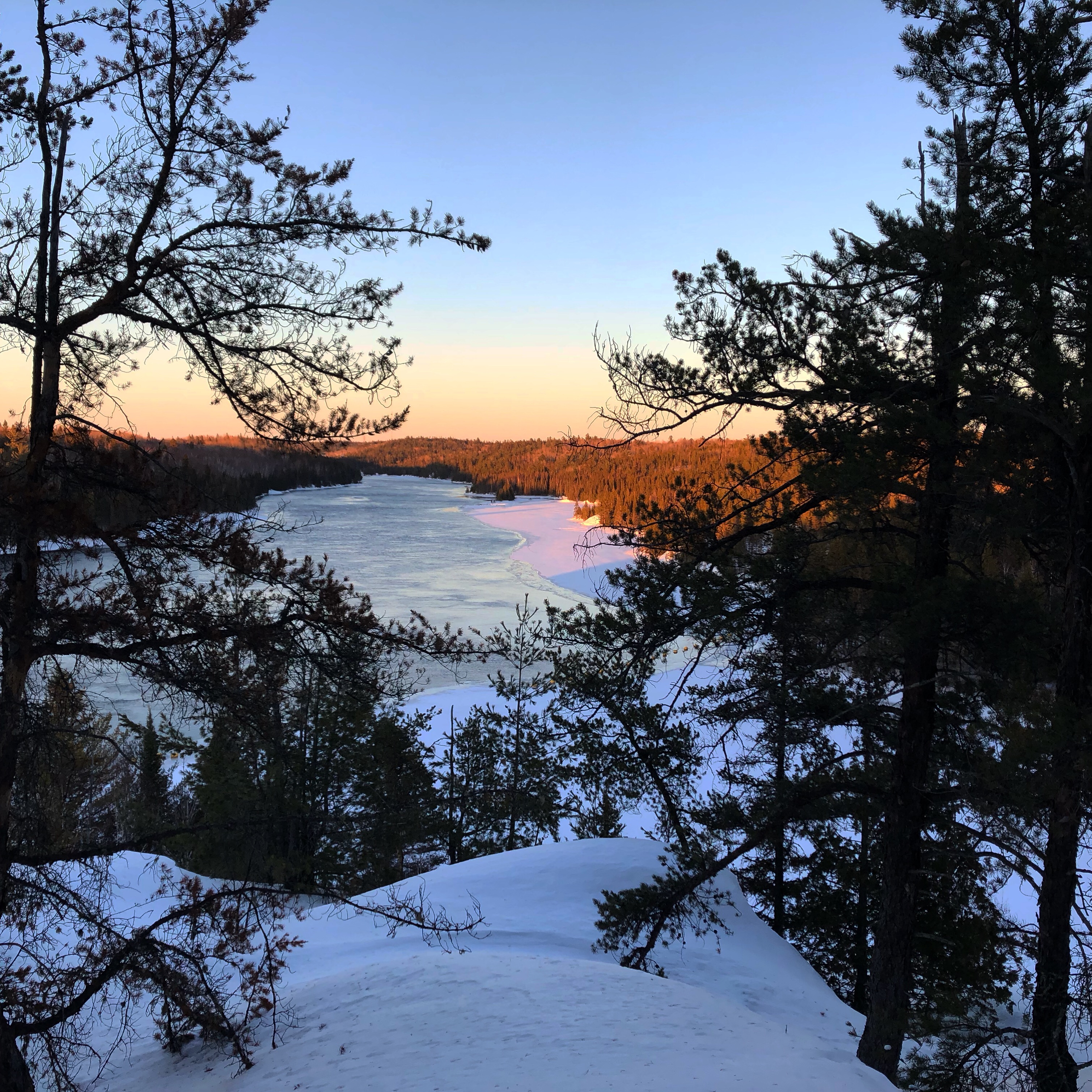 Les sentiers de raquette Récré-eau des Quinze se trouvent au Témiscamingue. La vue depuis la colline au coucher du soleil est magnifique, comme sur la photo.