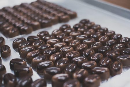 Des pralines sont en train d'être confectionnées dans les ateliers de la chocolaterie Chocolats Martine, située à Ville-Marie, au Témiscamingue, en Abitibi-Témiscamingue.