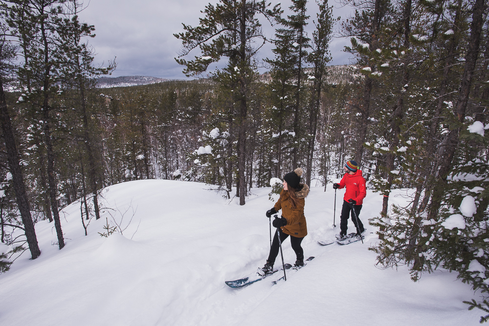 Deux personnes se baladent en Ski Hok dans les sentiers du Parc national d'Aiguebelle, en Abitibi-Témiscamingue.